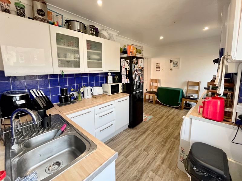 Property photo 3 of 11 Kitchen