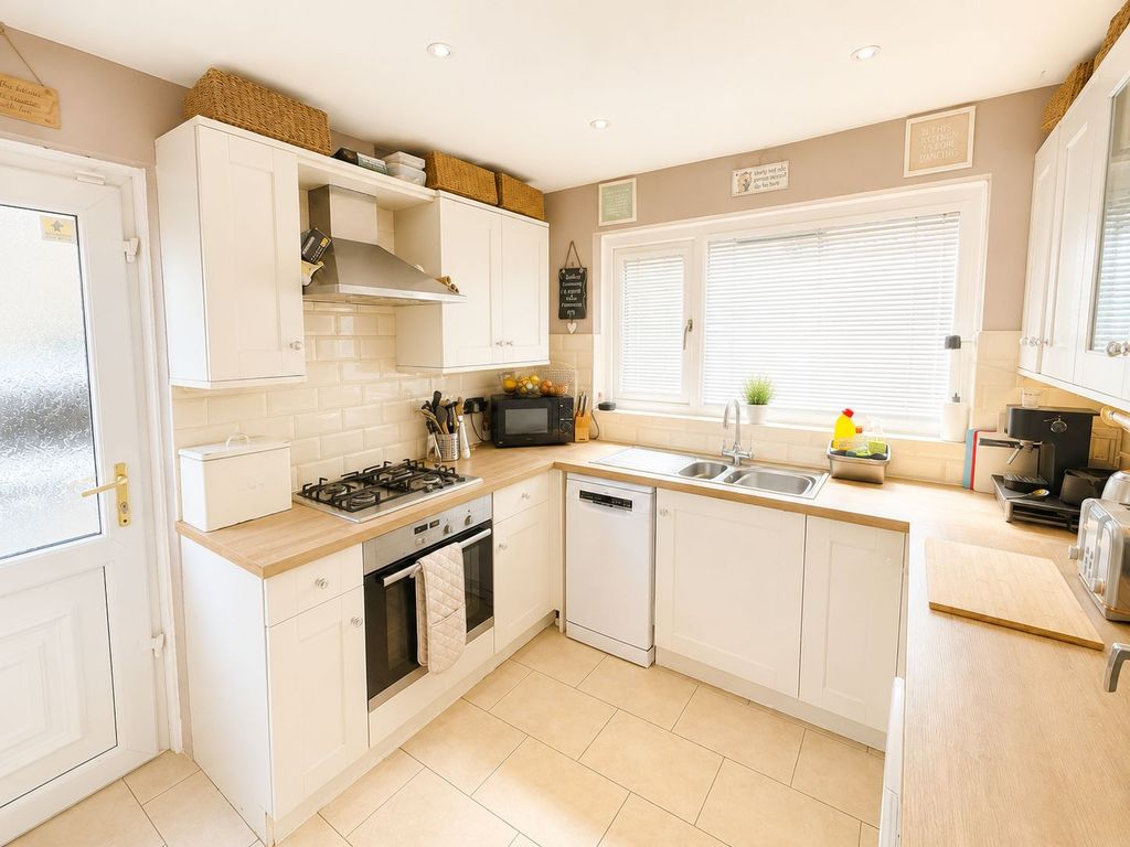 Property photo 3 of 18 Kitchen