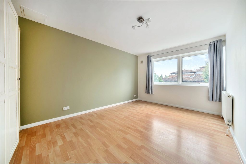 Property photo 2 of 18 Picture No. 24