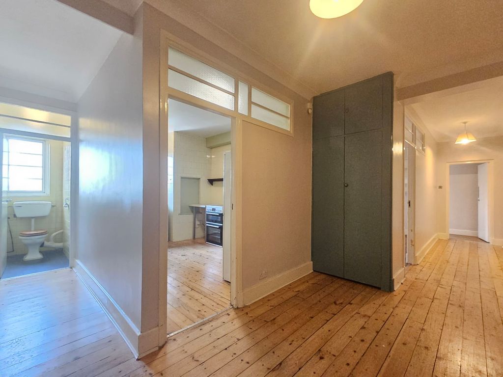 Property photo 2 of 10 Hallway 