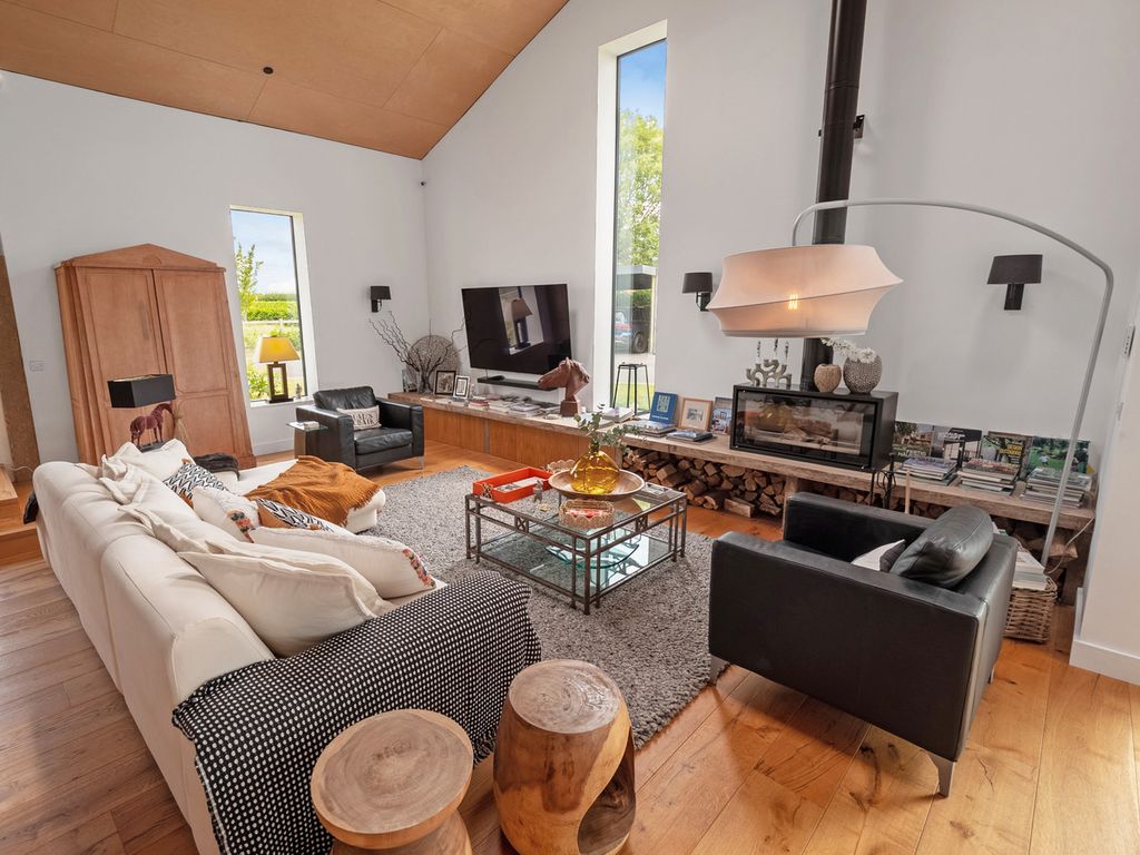 Property photo 3 of 44