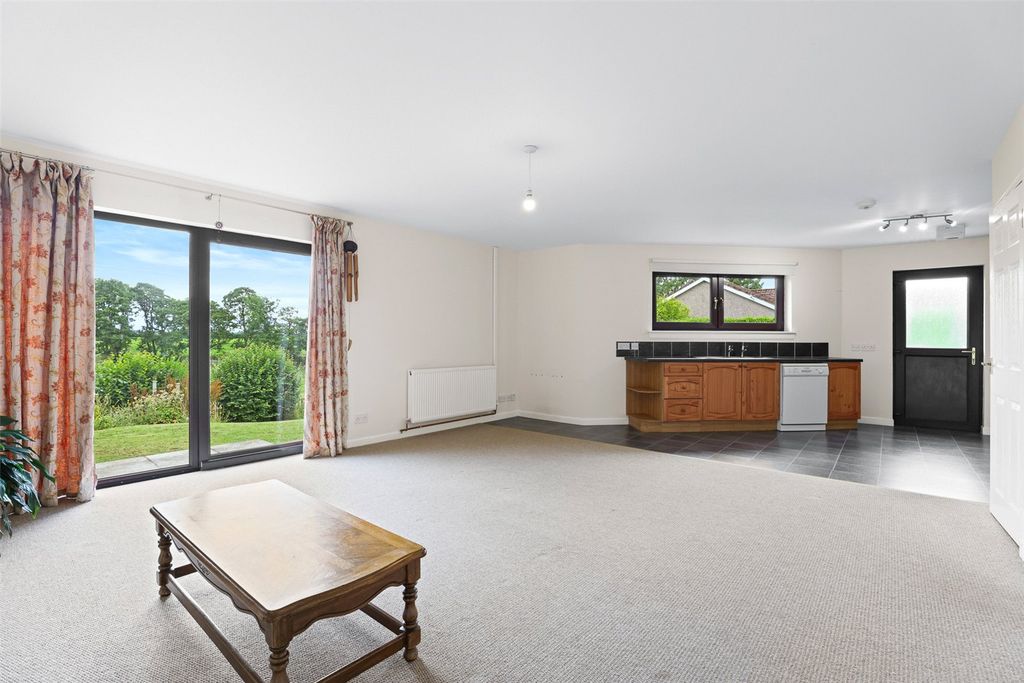 Property photo 3 of 18 Lounge