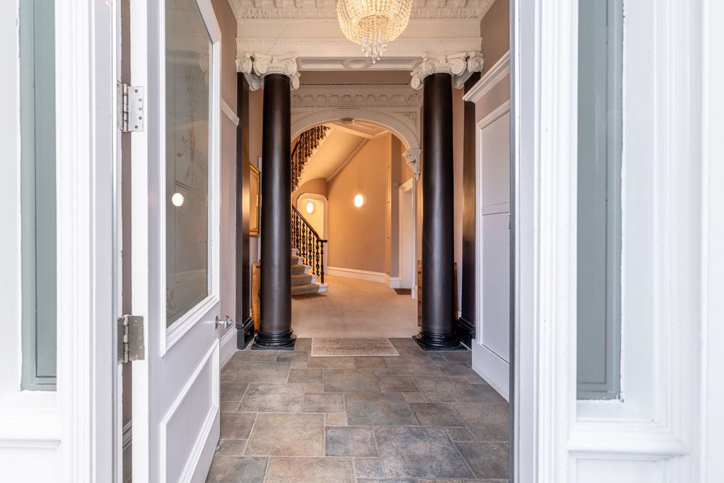 Property photo 2 of 32