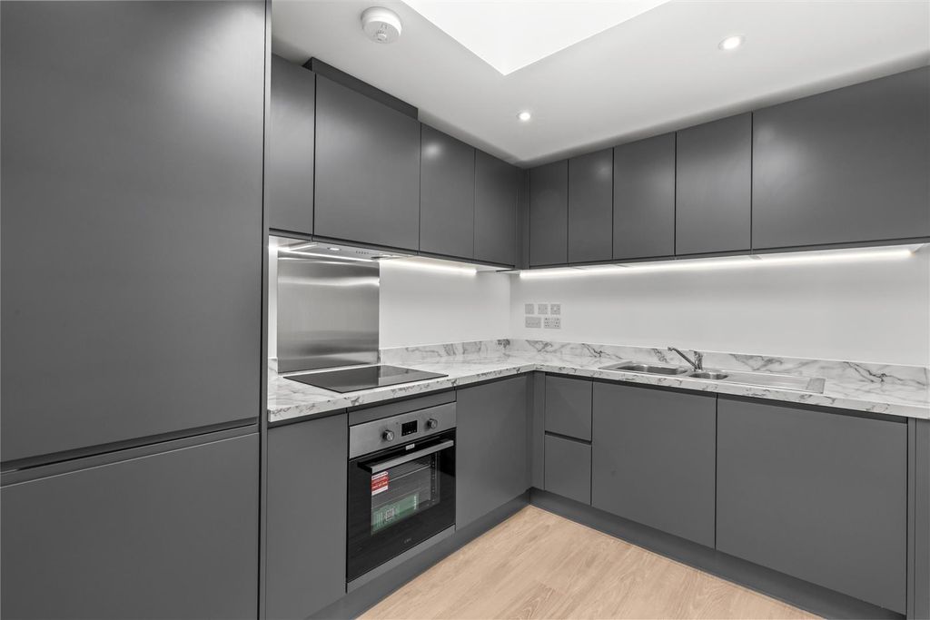 Property photo 3 of 10 Kitchen