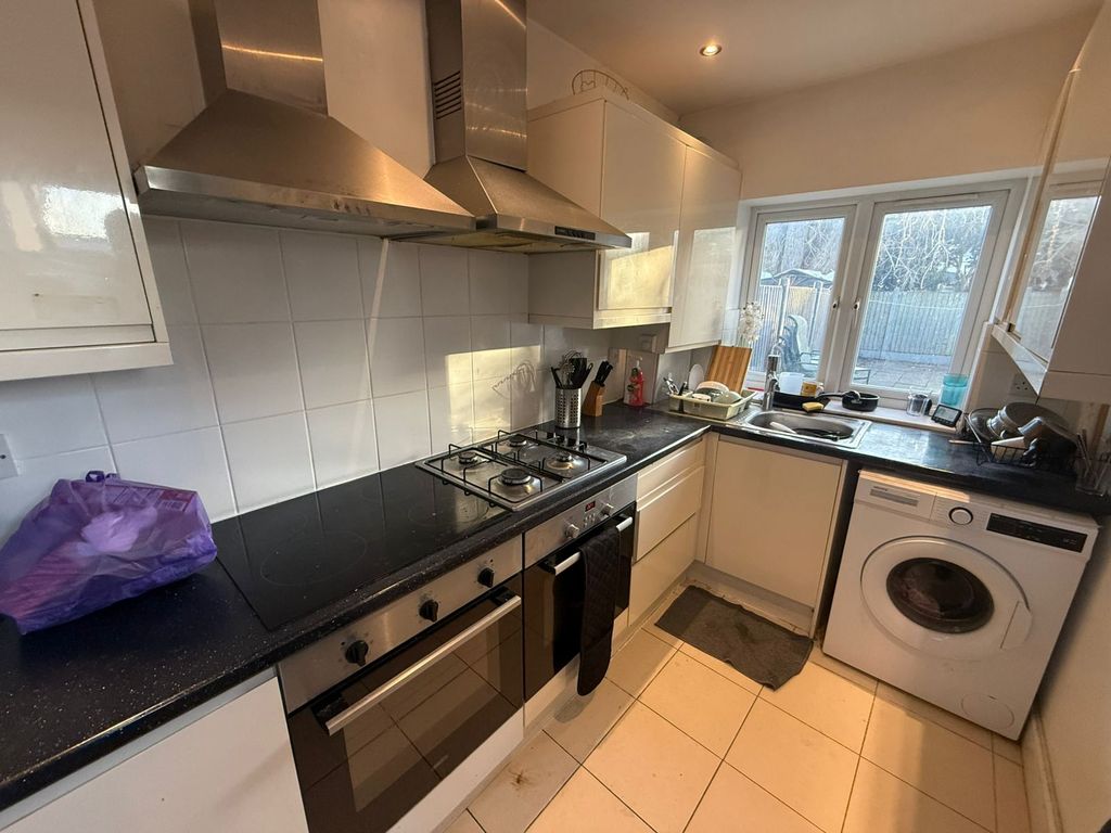 Property photo 3 of 6 Kitchen