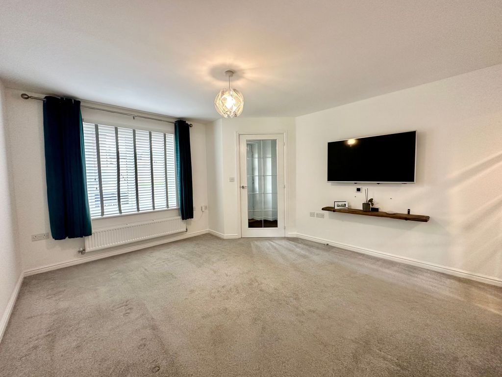 Property photo 3 of 25 Lounge
