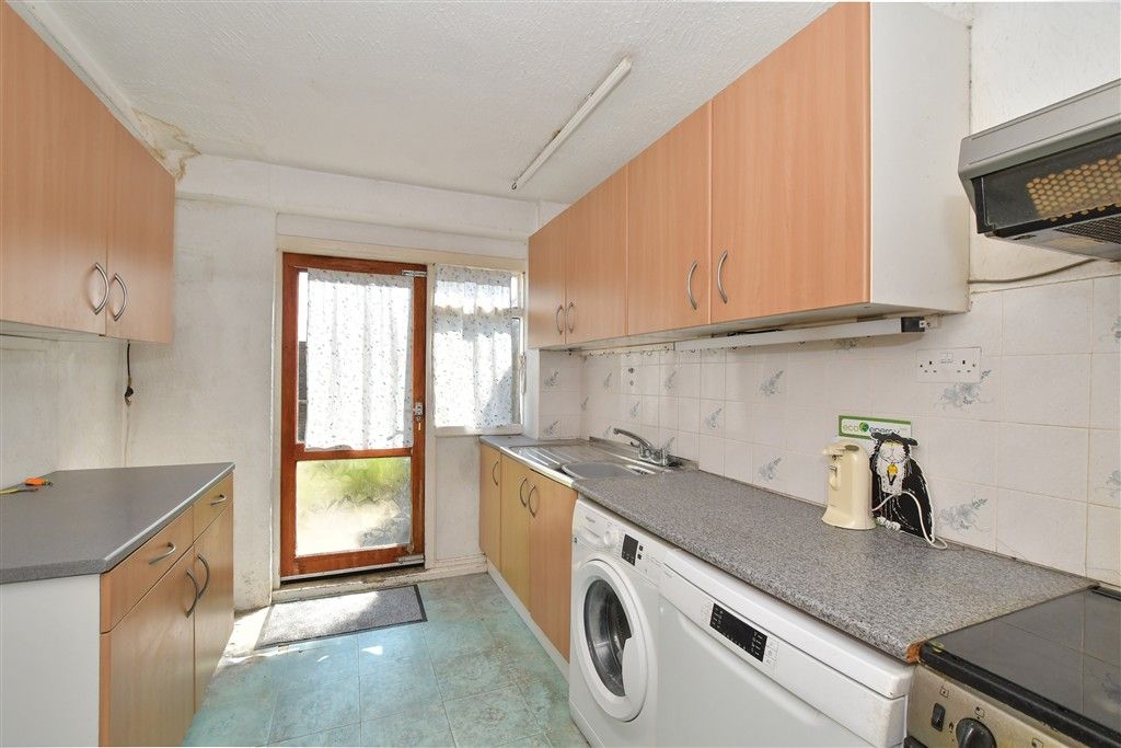Property photo 3 of 10 Kitchen