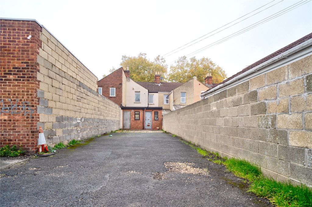 Property photo 2 of 11 Parking