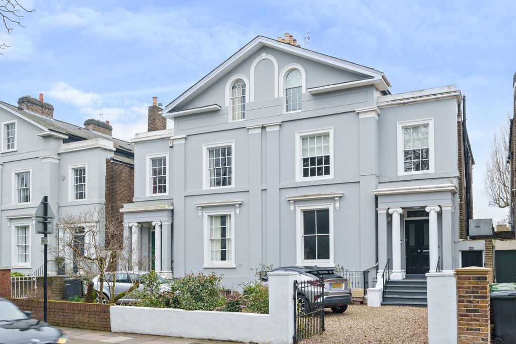 Property photo 1 of 18 External