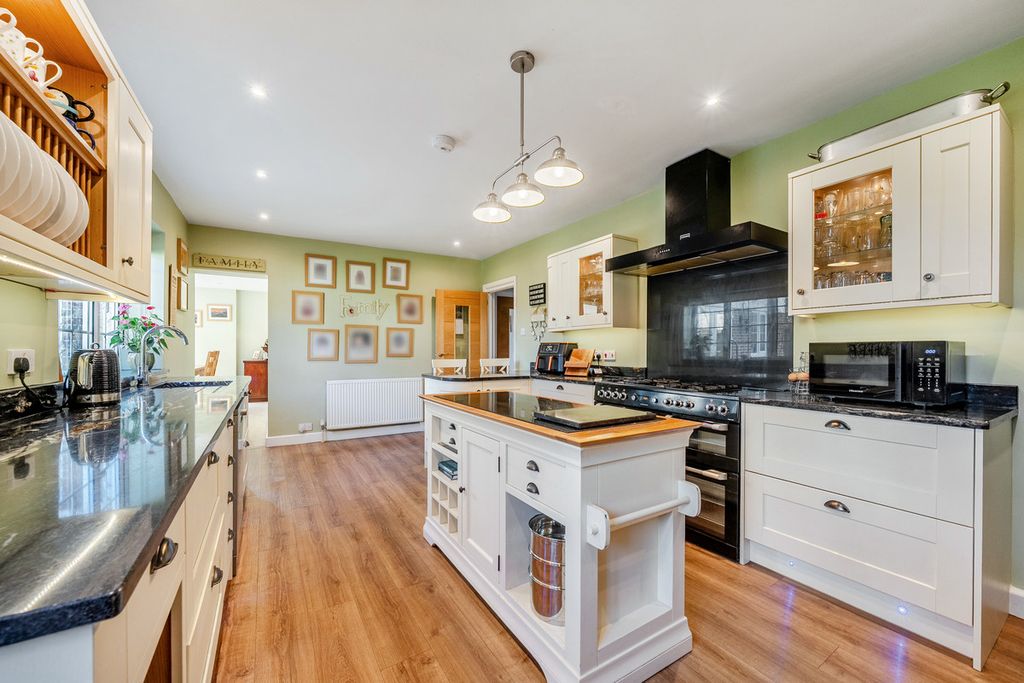 Property photo 2 of 28