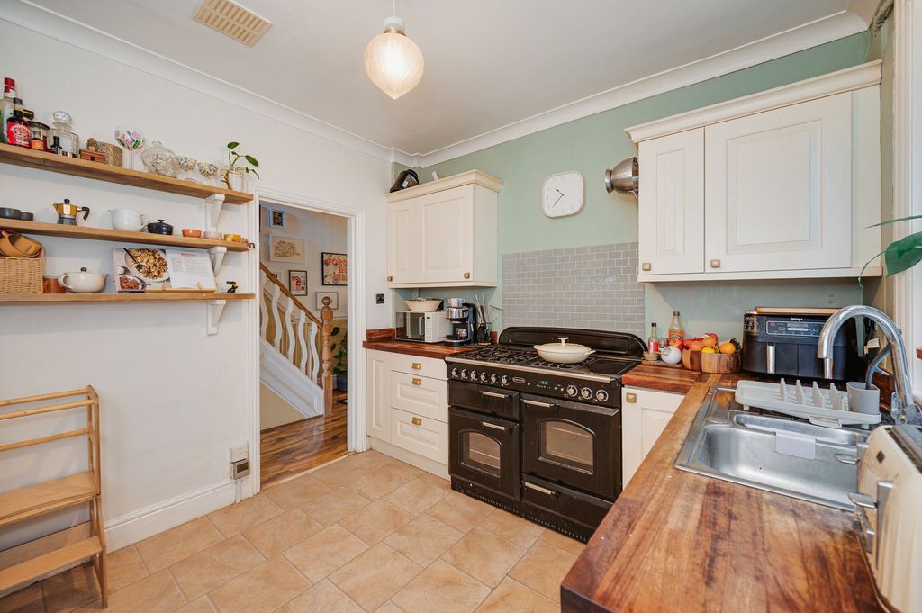 Property photo 2 of 32