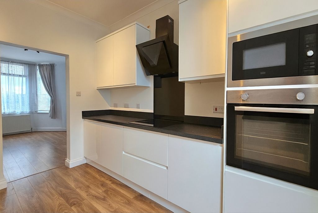 Property photo 3 of 10 Kitchen