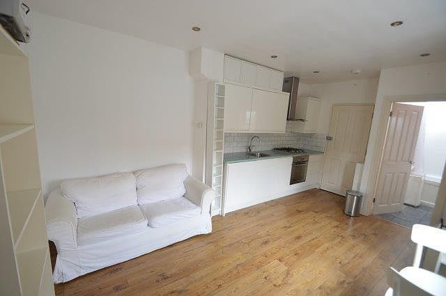 Property photo 3 of 6 Lounge