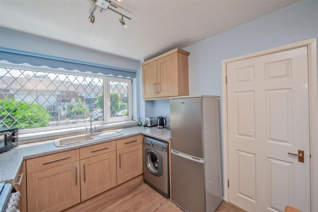 Property photo 3 of 19 Fitted Kitchen: