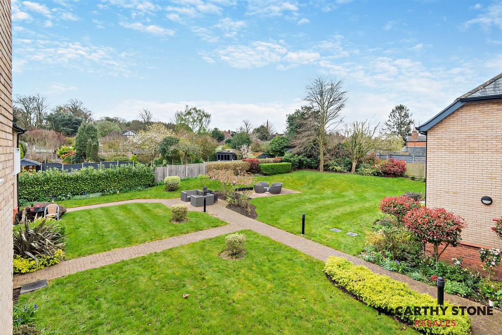 Property photo 1 of 17 Martin Court Gardens