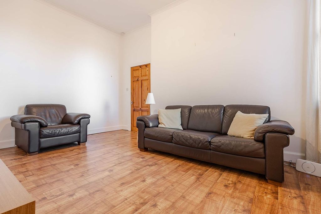 Property photo 3 of 16 Living Room/Diner