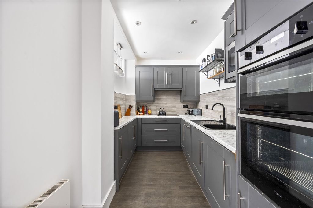Property photo 2 of 18 Adelaide Crescent 37-38, Flat 13-009.Jpg
