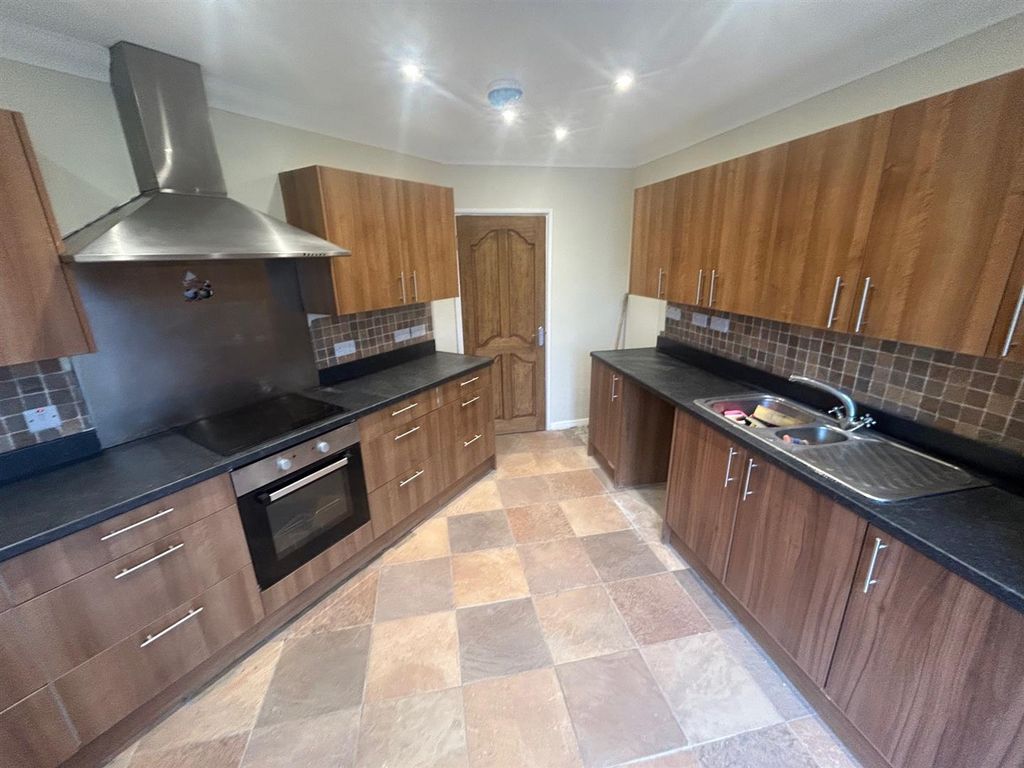 Property photo 2 of 10 Kitchen.Jpg