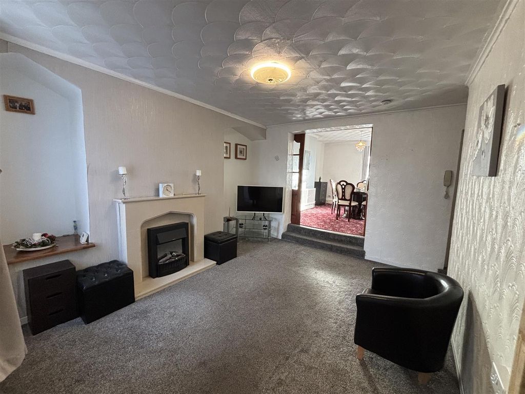 Property photo 3 of 15 Lounge