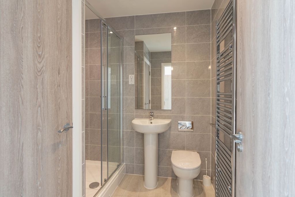 Property photo 2 of 11 Bathroom