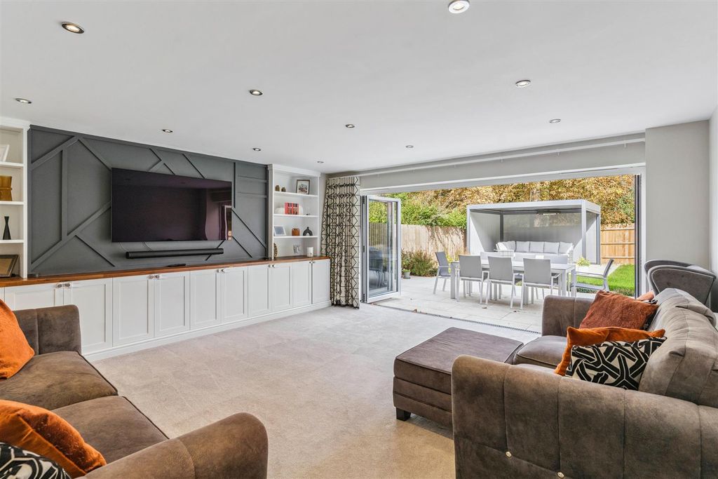 Property photo 3 of 33 Sitting Room