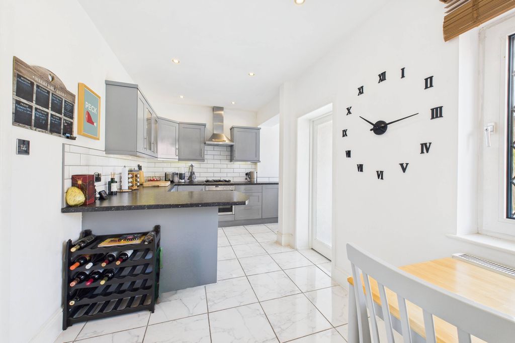 Property photo 3 of 11 Dining Kitchen