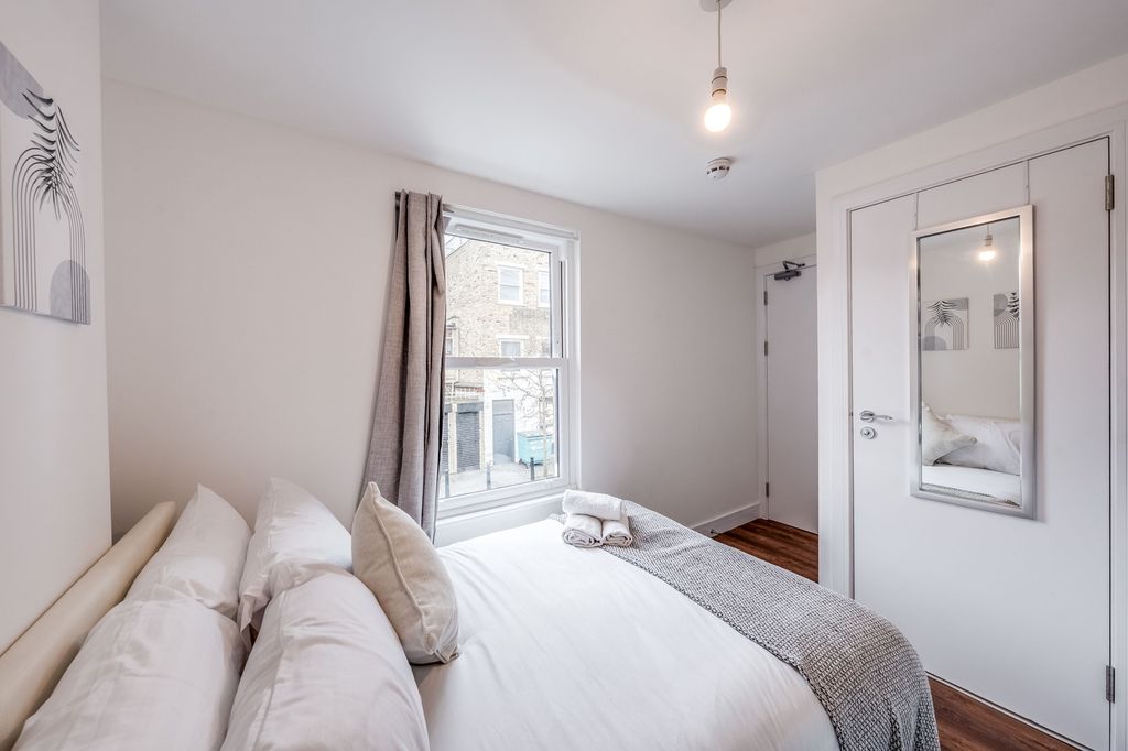 Property photo 2 of 12 This Inviting Double Bedroom Features A Cozy Atmos...