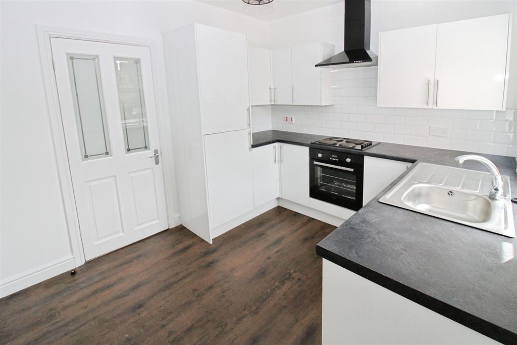 Property photo 3 of 14 Fitted Kitchen