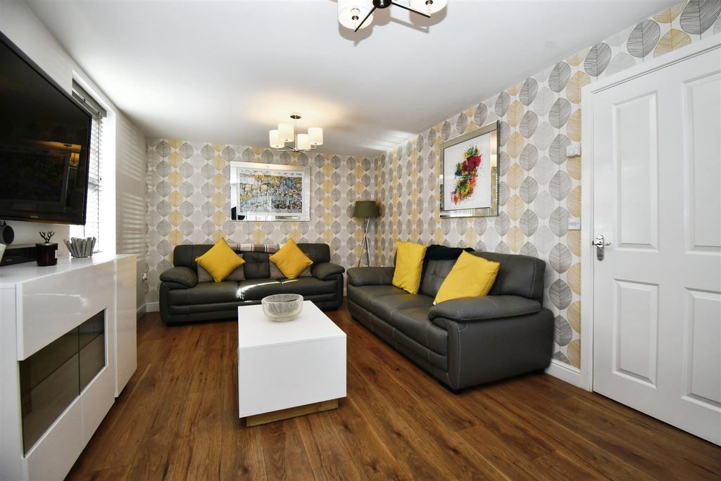 Property photo 3 of 30 Lounge