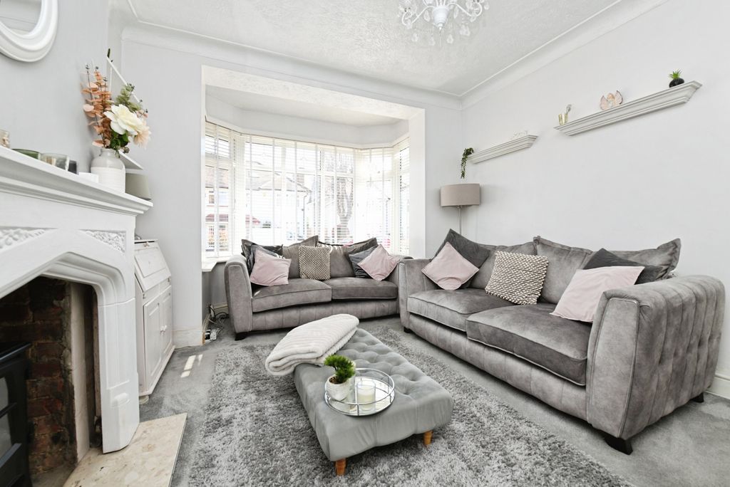 Property photo 2 of 21 Lounge