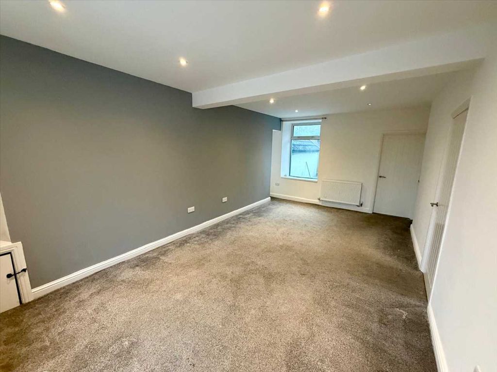 Property photo 3 of 14 Lounge