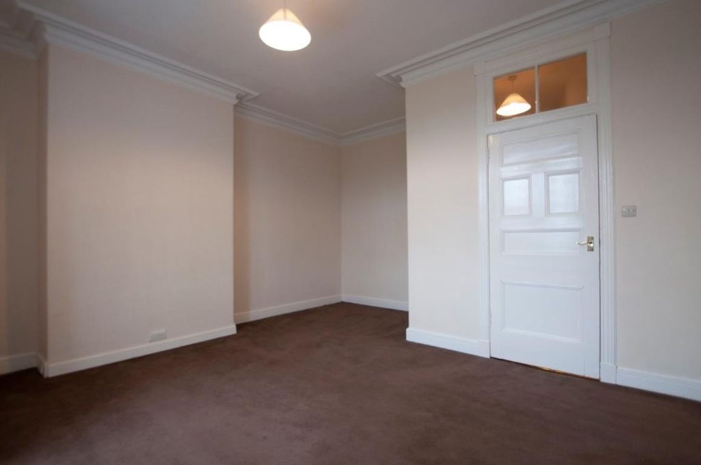 Property photo 3 of 9 Lounge (2)