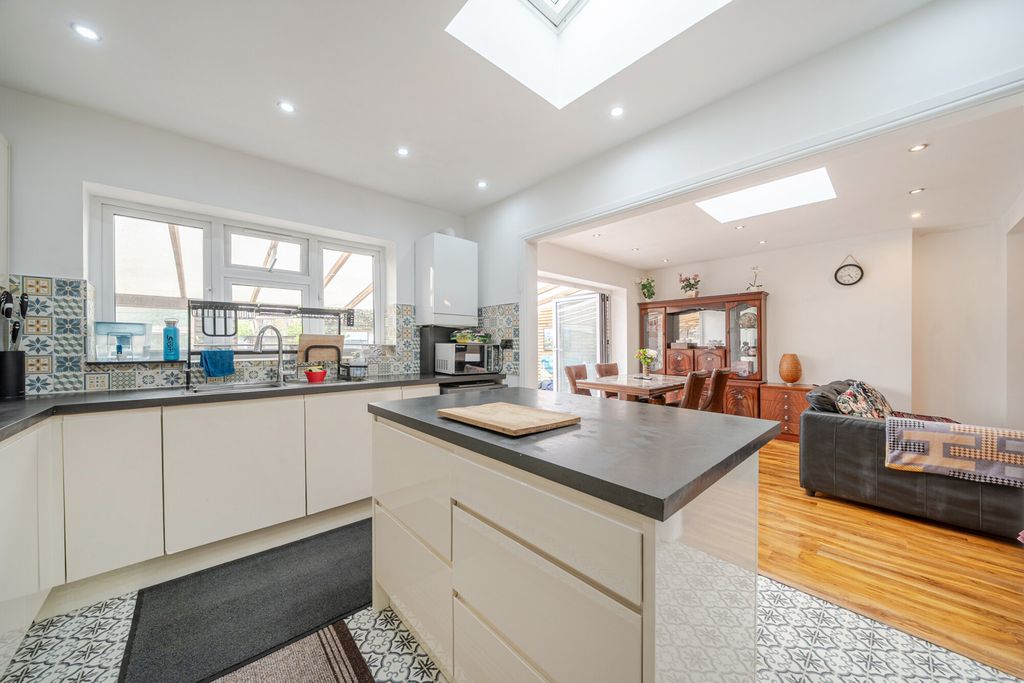 Property photo 3 of 18 Kitchen