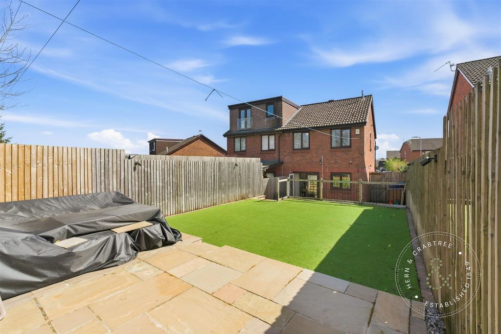 Property photo 1 of 29 Peckham Close, Hern Crabtree (16).Jpg