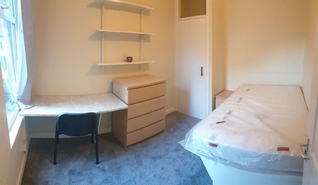 Property photo 2 of 9 Bright Single Bedroom With A Window-Side Desk, She...