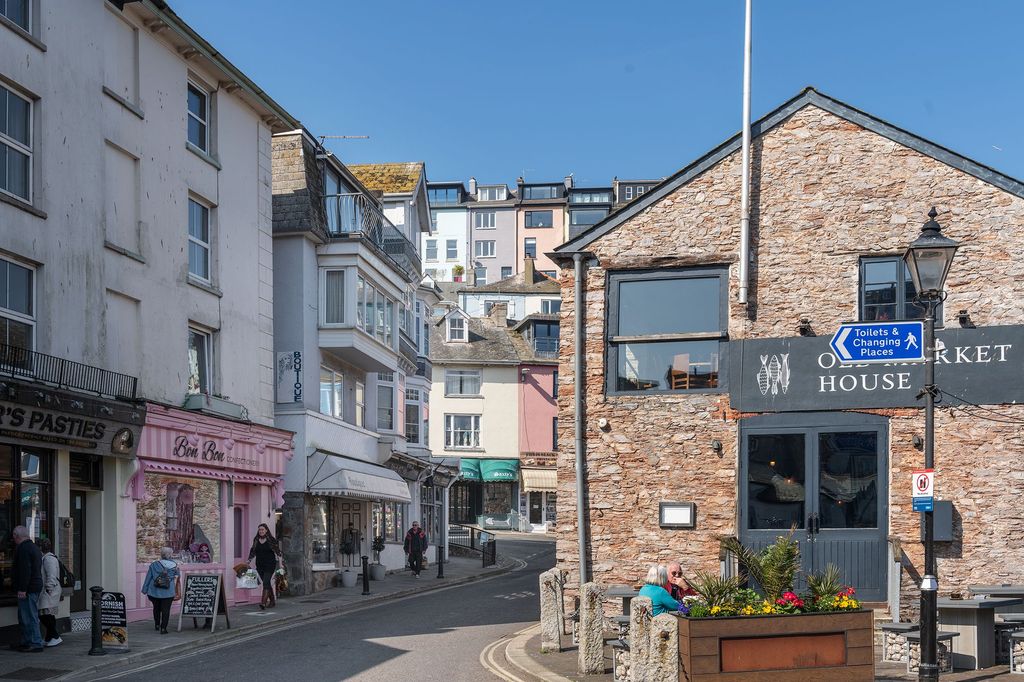 Property photo 3 of 12 7 The Strand, Brixham Exterior