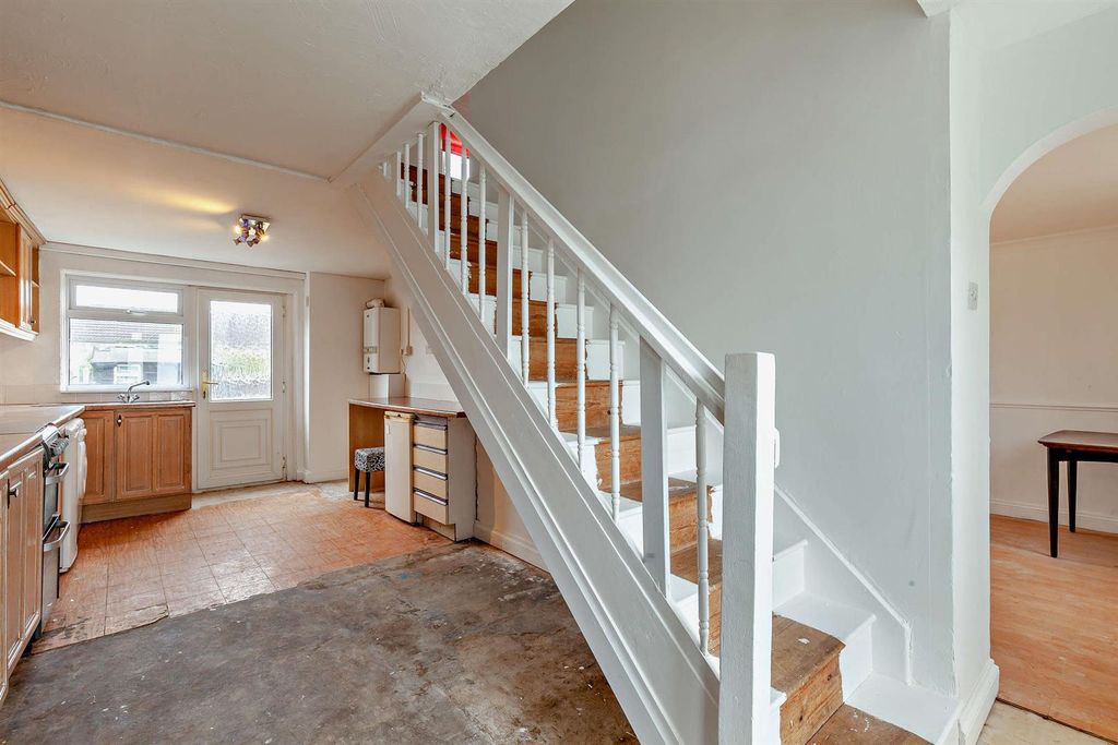 Property photo 3 of 14 8655663-Interior09-800.Jpg