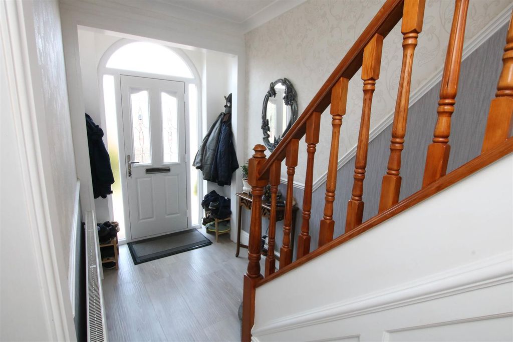 Property photo 2 of 23 Entrance Hall