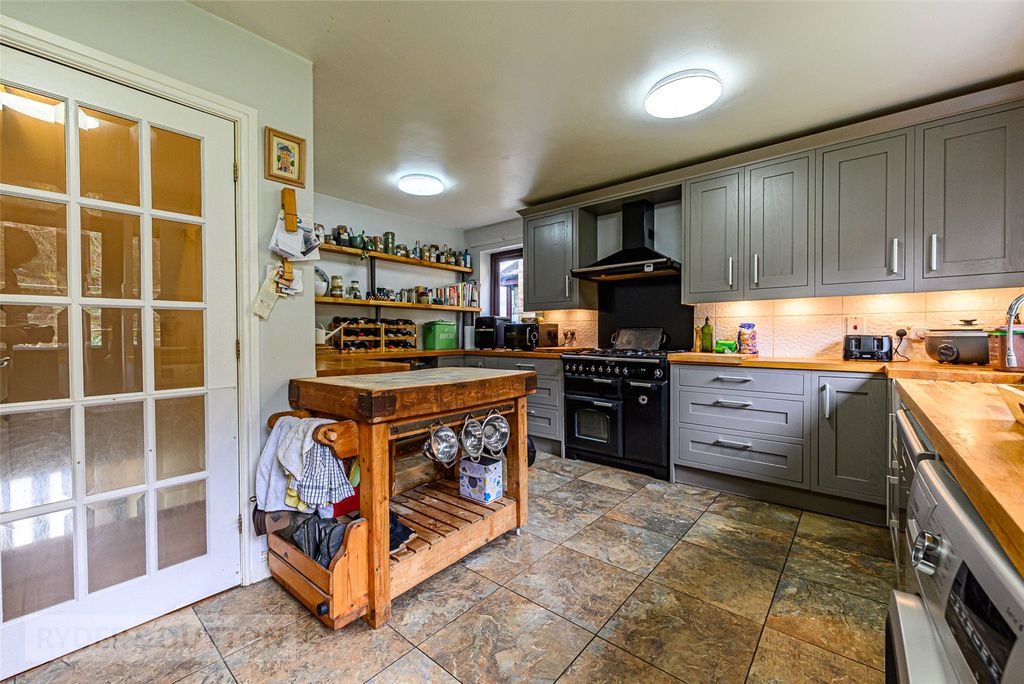 Property photo 2 of 25 Kitchen