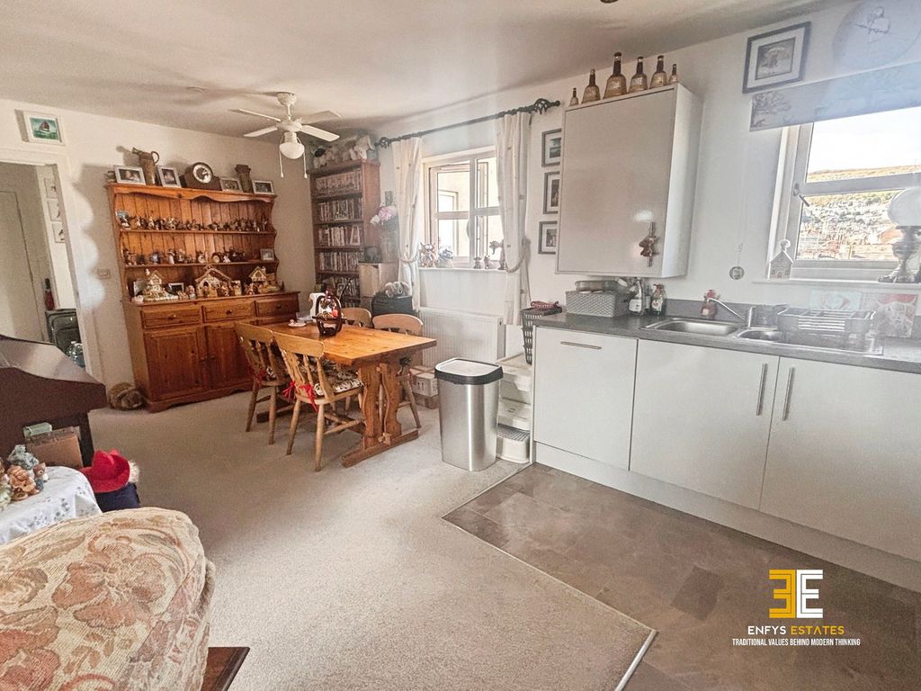 2 bed flat for saleTrinity Apartments, Trinity Avenue, Llandudno LL30 photo 5