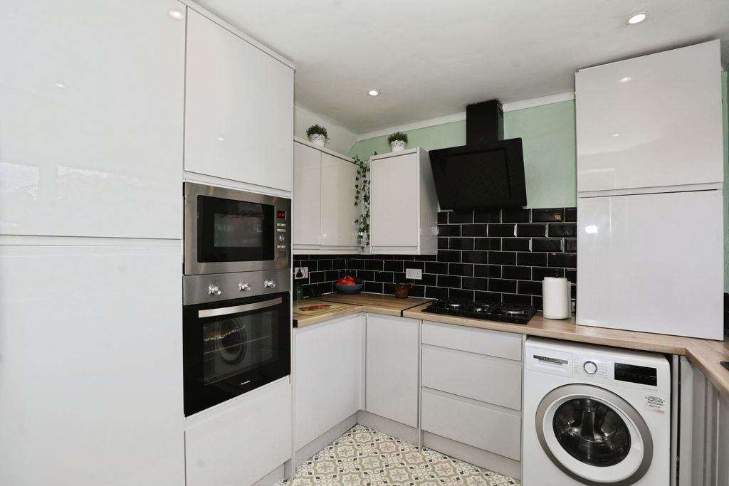 Property photo 3 of 20 Kitchen