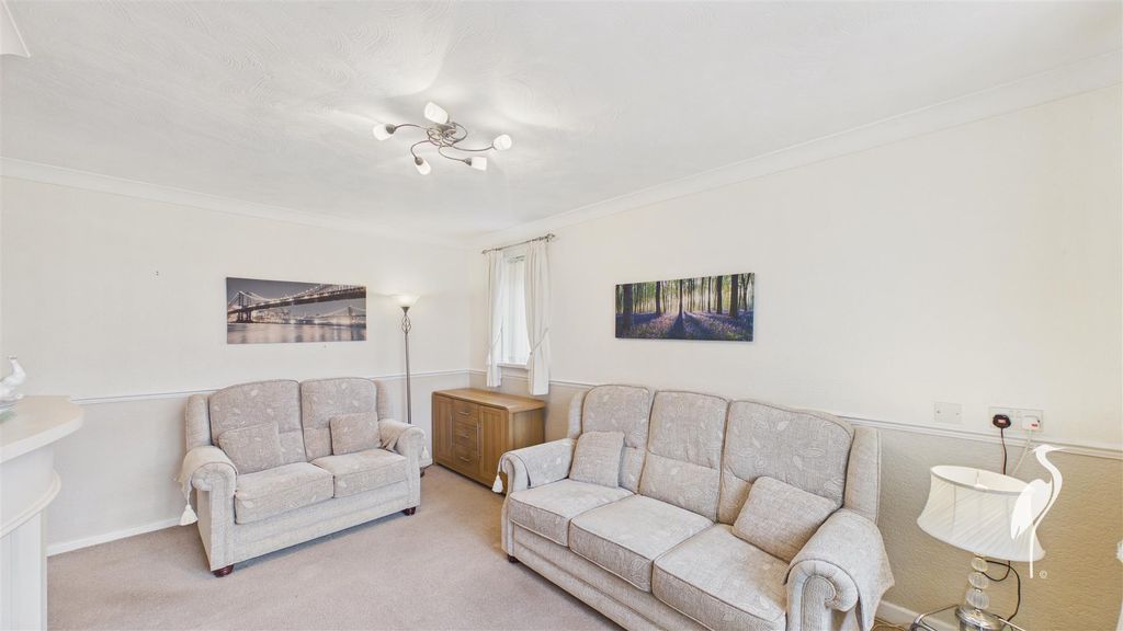 Property photo 3 of 18 Lounge