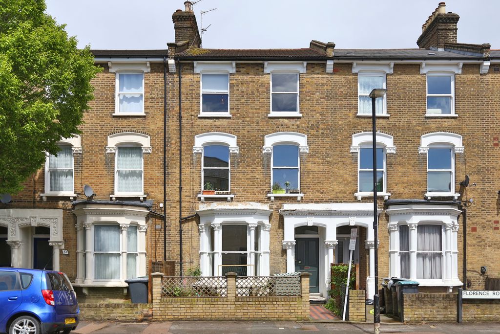 Property photo 1 of 12 Spacious One-Bedroom Garden Flat