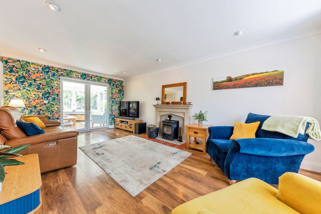 Property photo 3 of 27 3_St_Martins_Close-28