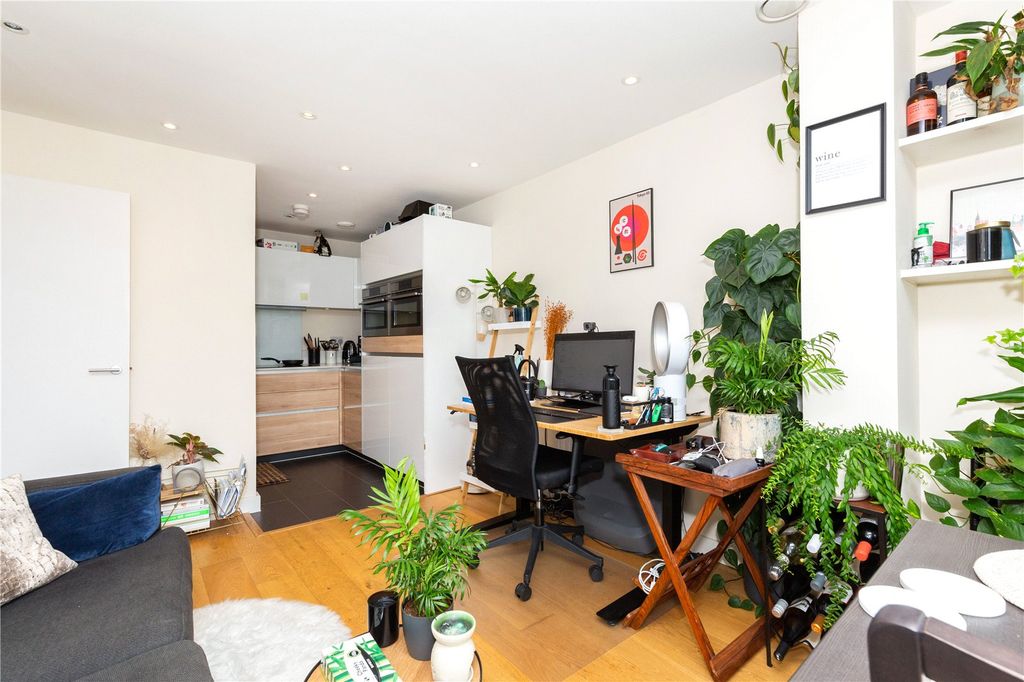 Property photo 2 of 8 Picture No. 21