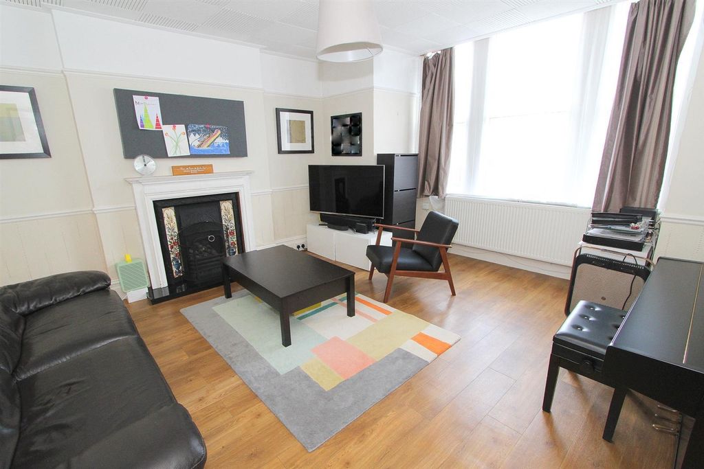 Property photo 3 of 13 Lounge A.Jpg