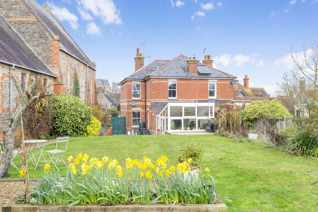 Property photo 2 of 32