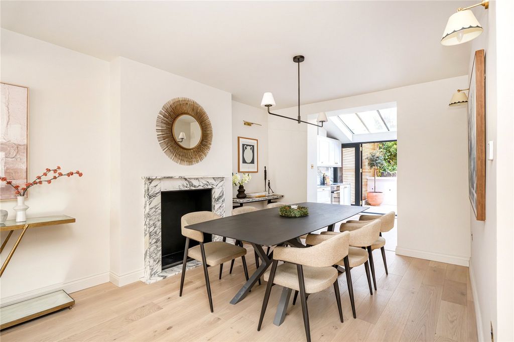 Property photo 3 of 11 Dining Area