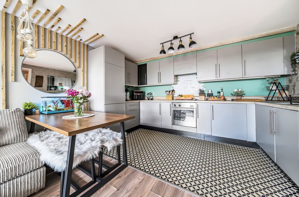 Property photo 3 of 18 1319345-13-686Be1...