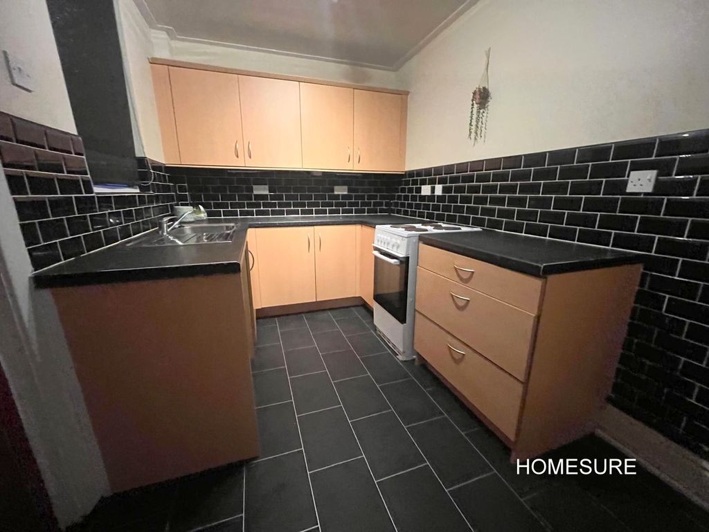 Property photo 3 of 7 22 Kings Road Kitchen